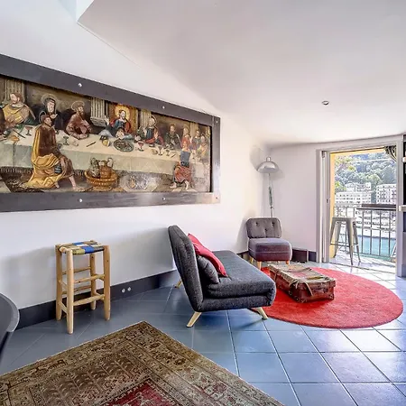 Dernier Etage Port De 아파트